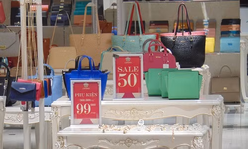 Túi xách cũng được giảm giá 50%. Ngoài ra, các phụ kiện được giảm tới 70%.