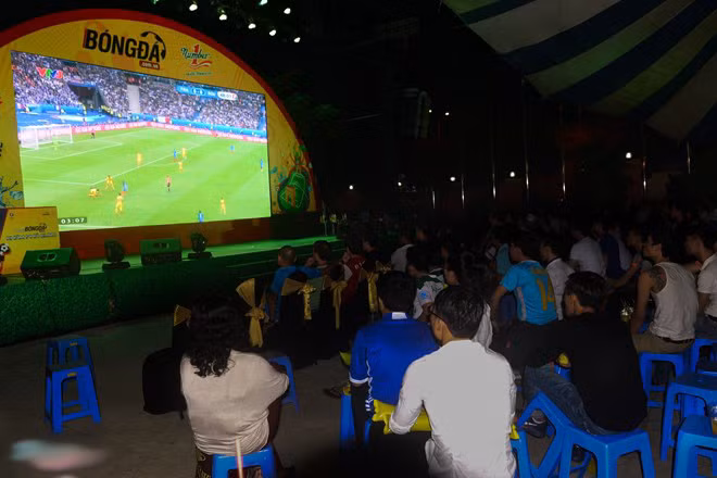 Mùa Euro 2016 đã bắt đầu, thông thường các trận đấu đều diễn ra từ ban đêm, nên phần lớn các khán giả sẽ phải thức suốt đêm, khiến cơ thể mất ngủ, mệt mỏi, căng thẳng. Nhiều người băn khoăn không biết phải nên làm gì để bảo vệ sức khỏe trong mùa Euro một cách tốt nhất trong những đêm thức trắng xem bóng đá. Những cách dưới đây sẽ giúp các fan hâm mộ bóng đá làm được điều đó một cách dễ dàng. Ảnh: Zing.