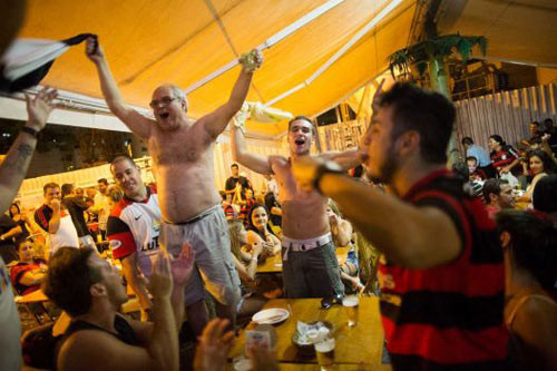 Nói không với rượu bia và thuốc lá, nhiều người tụ tập xem bóng đá rồi mua vui bằng rượu bia, thuốc lá và coi đó là những món không thể thiếu trong suốt mùa Euro. Tuy nhiên, thói quen này rất có hại cho sức khỏe. Nhất là vào ban đêm, khi sử dụng nhiều các chất kích thích như rượu, bia sẽ gây tăng huyết, loét dạ dày và gây mất ngủ sau trận bóng.