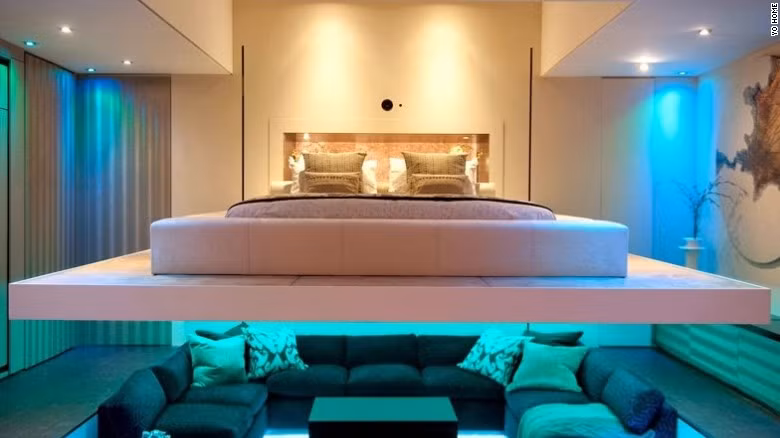 Đến giờ đi ngủ, một chiếc giường lớn được hạ trên trần nhà xuống tiết kiệm nhất không gian có thể.