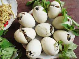 Món trứng vịt lộn vỉa hè cũng không ngoại lệ. Người bán dùng đi dùng lại những vật dụng như bát, thìa để phục vụ khách, trong khi đối với các gành hàng rong thì điều kiện vệ sinh đảm bảo những thứ này sạch sẽ thì không có. Đây là nguyên nhân khiến món ăn này rất mất vệ sinh nếu bạn ăn ở vỉa hè.Ảnh minh họa.