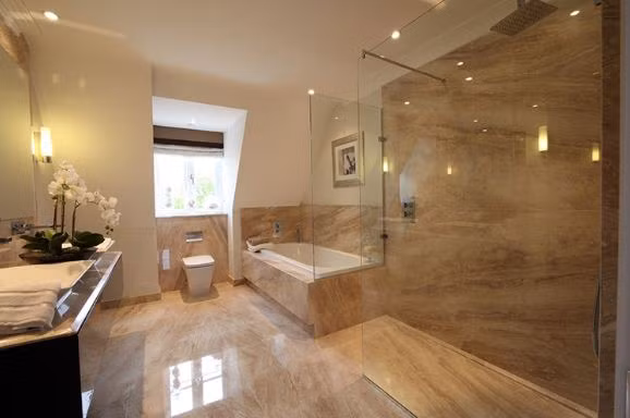 Mặc dù dễ gây trơn trượt hơn các loại vật liệu khác nhưng đá tự nhiên vẫn là lựa chọn hàng đầu của nhiều người khi lát sàn phòng tắm. Ảnh: Vistone.