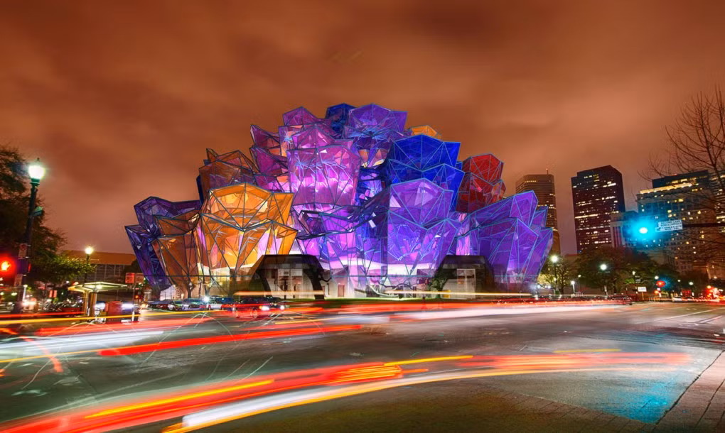 Kiến trúc sư Klyukin đã thiết kế tòa nhà này. Toàn bộ tòa nhà được xây dựng dựa trên vật liệu hữu cơ, và sẽ có một hệ thống thông gió vào các không gian riêng với hương thơm của hoa hồng.