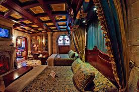 Phòng ngủ và lò sưởi được xây dựng theo phong cách hoàng gia pháp.