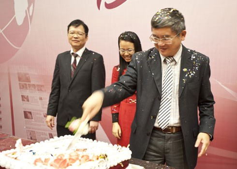 Trước vở diễn gây bão mạng, sếp lớn của FPT bình tĩnh trả lời phóng viên “Đơn giản, chúng chỉ là những vở hài kịch, mang tính trào lộng của cán bộ, nhân viên FPT”. Người sếp này không những không trách phạt nhân viên mà còn chấm cho vở kịch đoạt giải nhất hội diễn và trích thưởng 10 triệu cho anh em vở diễn.