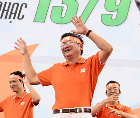 Từ vụ việc này, người bị "chỉ trích" - Tổng giám đốc của tập đoàn, ông Bùi Quang Ngọc đã được cư dân mạng tìm kiếm triệt để. Ông Bùi Quang Ngọc đã bước sang tuổi 60, nắm giữ chức vụ này từ cuối tháng 7/2013. Ông cũng là một trong 13 người sáng lập FPT cách đây gần 25 năm.