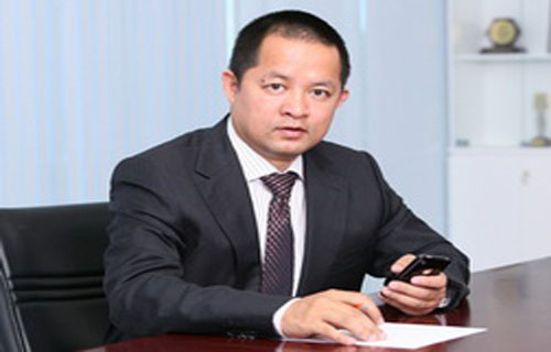 Trương Đình Anh. Khi tập đoàn FPT đang ăn nên làm ra thì người cầm lái, ông Trương Đình Anh bỗng nhiên rời ghế và đưa cả gia đình sang Mỹ sinh sống. Ông Trương Đình Anh được biết đến không chỉ bởi cái tài năng lãnh đạo, sự sáng tạo trong kinh doanh. Ông trở thành tỷ phú khi rất trẻ nhưng không đốt tiền, không mê siêu xe, luôn nhiệt huyết làm việc và luôn về nhà đúng giờ để ăn cơm với gia đình.