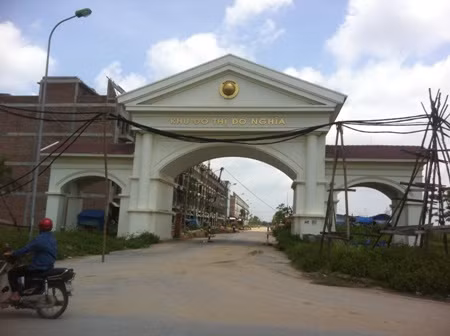 Tổ hợp biệt thự Đô Nghĩa của tập đoàn Nam Cường. Dự án nghìn tỷ này 22,86 ha bao gồm các khu thương mại, sinh vật cảnh, công viên hồ nước, nhà phố chợ, nhà liền kề và biệt thự.Tuy nhiên, đã giao nhà cho dân cư được 4 năm nhưng chỉ lác đác vài hộ đến ở. Nhiều căn đang được rao bán nhưng chẳng ai mua.