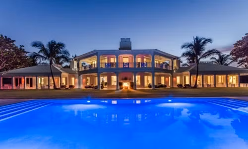 Mới đây, nữ ca sĩ người Canada gốc Pháp, Celine Dion đã rao bán căn biệt thự siêu sang trong khu Villa Montmorency - một trong những khu phố thượng lưu, đắt đỏ nhất ở Paris.