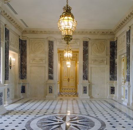 Phía sau nhà có sân lớn với cầu thang đôi để dẫn xuống hồ bơi ngoài trời.