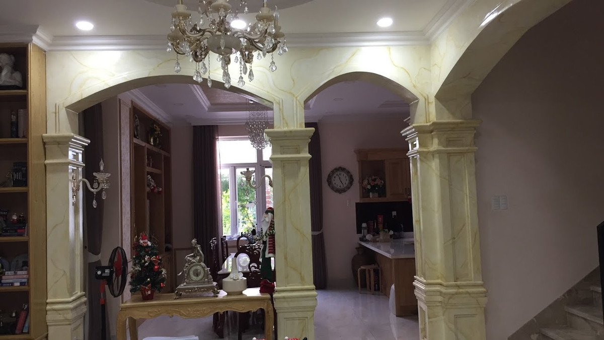 Để tiết kiệm chi phí, bạn cũng có thể lựa chọn những mẫu cột vuông giả đá. Ảnh: ytimg.