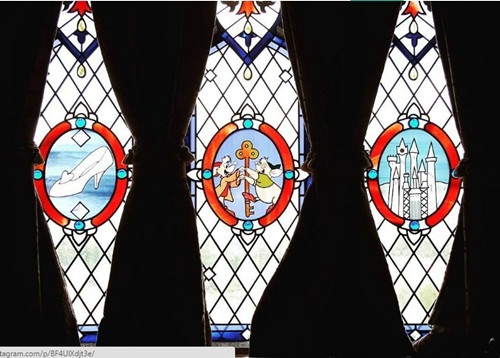 Cửa sổ kính màu y như trong truyện kể cô bé lọ lem, trong ngôi nhà của cô sống với cha và mụ dì ghẻ cùng 2 cô chị.