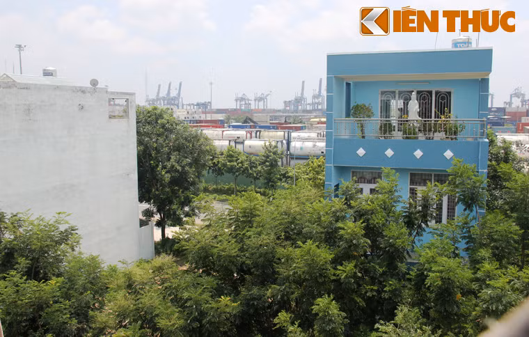 Sáng 23/9, PV Kiến Thức có mặt tại khu dân cư cao cấp Cát Lái (phường Cát Lái, quận 2, TP HCM) và ghi nhận: Bãi IMDG chỉ ngăn cách khu dân cư bằng dãy tôn thấp lè tè và cách xa chỉ vài chục mét.