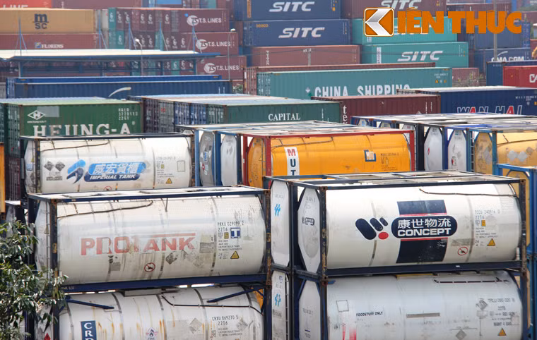 Mặc dù khu vực này được bố trí riêng biệt (tổng diện tích 2,8 ha) nhưng trên thực tế lại rất gần với khu dân cư Cát Lái (50 ha); trong phạm vi 100 m có trường mầm non Sơn Ca, trường tiểu học Mỹ Thủy, trường THCS Cát Lái với hàng nghìn em học sinh, giáo viên học tập hàng ngày.