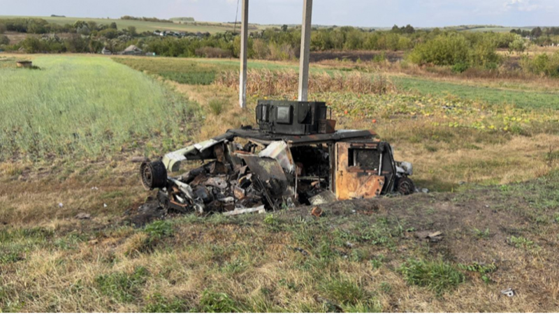 Với sự hỗ trợ của máy bay không người lái, vũ khí dẫn đường chính xác "Lancet-3" của Quân đội Nga đã thể hiện độ chính xác tấn công đáng kinh ngạc. Trong hình ảnh ghi lại, “Lancet-3” tấn công thẳng vào hệ thống trinh sát điện tử đa băng tần Plastun của Quân đội Ukraine tại khu vực Kursk. Ảnh: Iz.ru.