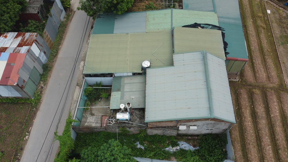 Thế nhưng, ghi nhận của PV ngay trong chiều 29/10 cho thấy, các công trình xây dựng trên đất nông nghiệp, vi phạm TTXD nêu trong các bài phản ánh của Báo Tri thức và Cuộc sống đều chưa thấy địa phương xử lý.