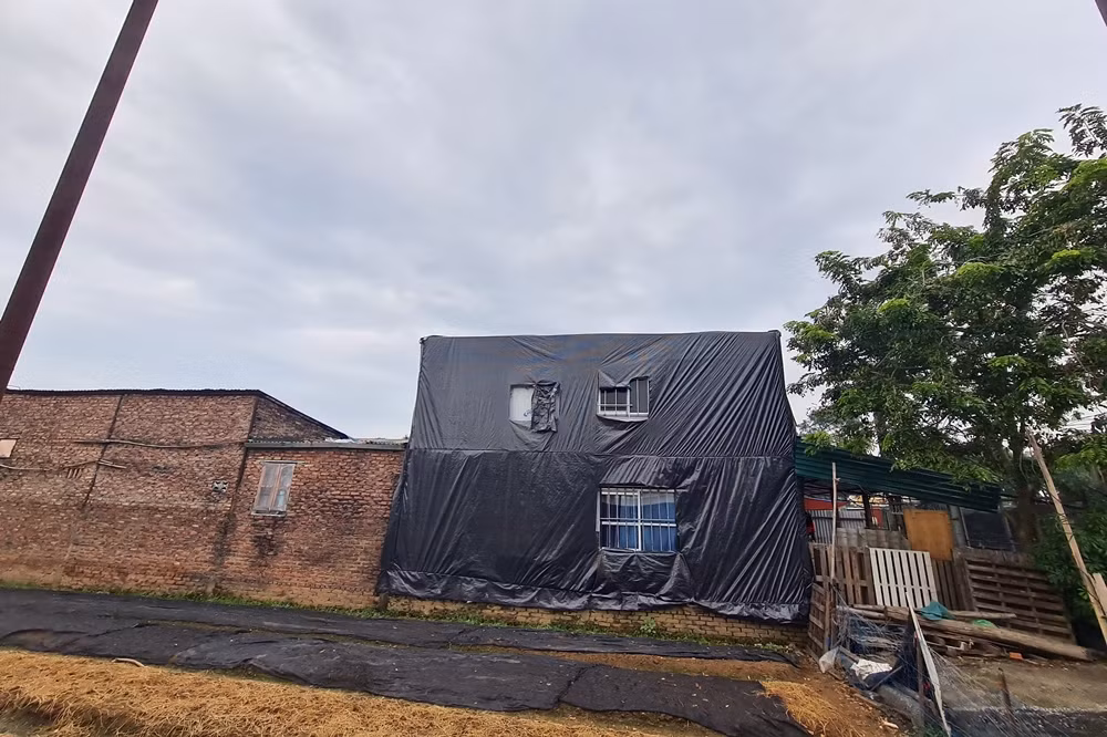 Tiếp đó, công trình nằm ở khu vực đoạn ngõ nối với đường DT.70A xây vươn cao lên 2 tầng, dùng bạt đen nhằm “che mắt” bên ngoài, đã đưa vào sử dụng, sau đợt ra quân cưỡng chế của phường Tây Tựu cũng không có gì thay đổi.