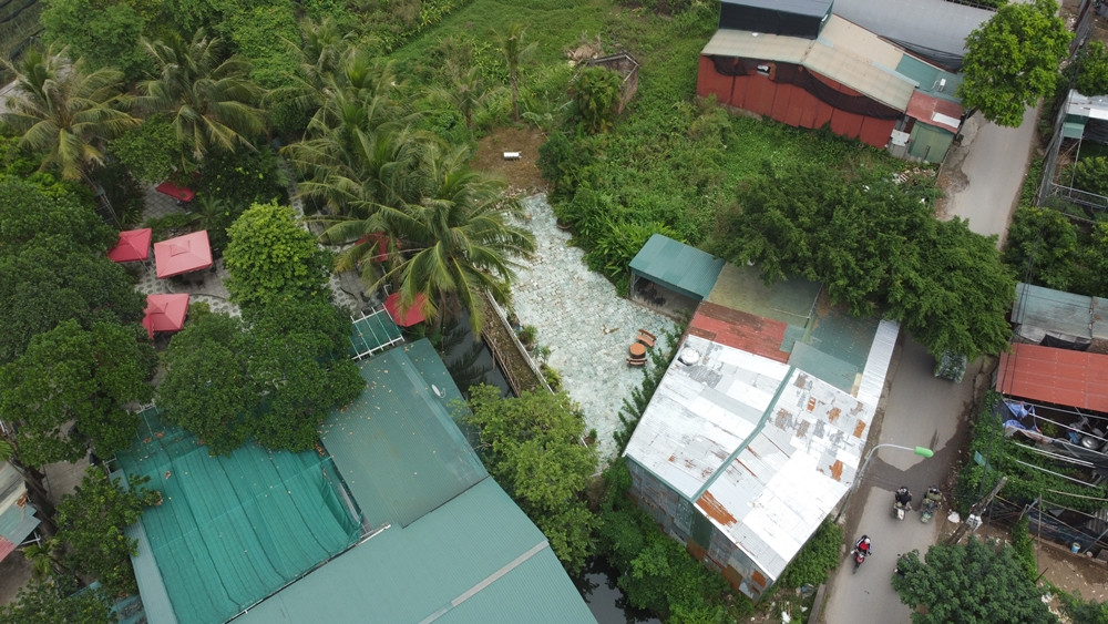 Chẳng hạn, một số công trình cấp 4 mái tôn xập xệ, rộng cả trăm mét vuông “mọc” lên kiên cố trên đất nông nghiệp, tiềm ẩn nguy cơ mất an toàn phòng cháy, chữa cháy ở đoạn cánh đồng khu vực đường Cầu Khoát vẫn đang tồn tại.