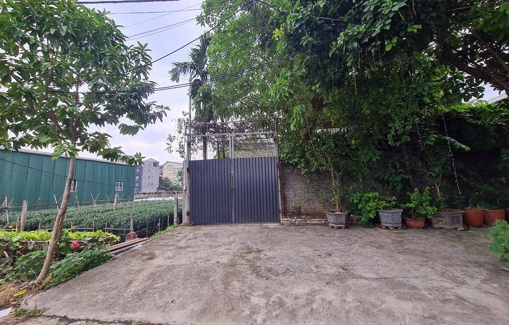 Địa điểm này trước kia treo biển kinh doanh quán “Coffe Hân”, bị phản ánh “mọc” trên đất nông nghiệp làm thay đổi kết cấu và chức năng sử dụng đất. Hiện mới tháo dỡ các bảng biển bên ngoài cổng…