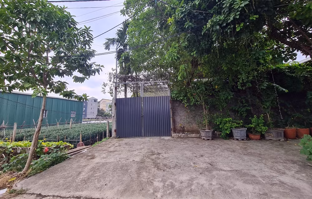 Địa điểm này trước kia treo biển kinh doanh quán “Coffe Hân”, bị phản ánh “mọc” trên đất nông nghiệp làm thay đổi kết cấu và chức năng sử dụng đất. Hiện mới tháo dỡ các bảng biển bên ngoài cổng…