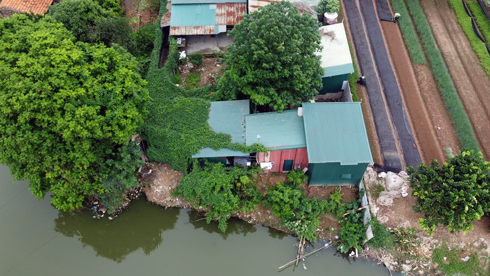 Nhiều công trình còn “mọc” vươn sát ra mép bờ kênh.