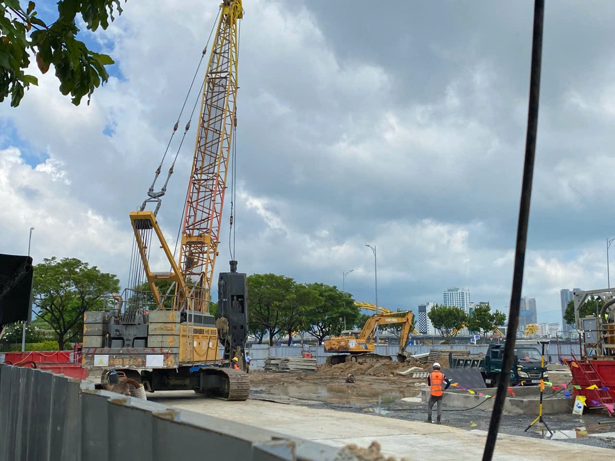 Hiện bên trong công trường, máy móc và công nhân đang triển khai thi công các hạng mục dự án. (Ảnh: VietnamFinace).