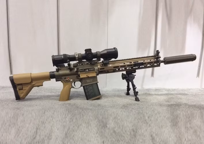 Đại diện hãng chế tạo Heckler &amp; Koch USA, nơi phát triển súng bắn tỉa M110A1, cho biết, lô hàng đầu tiên gồm 6.000 đơn vị súng bắn tỉa mới với đầy đủ trang phụ kiện đã được cung cấp.