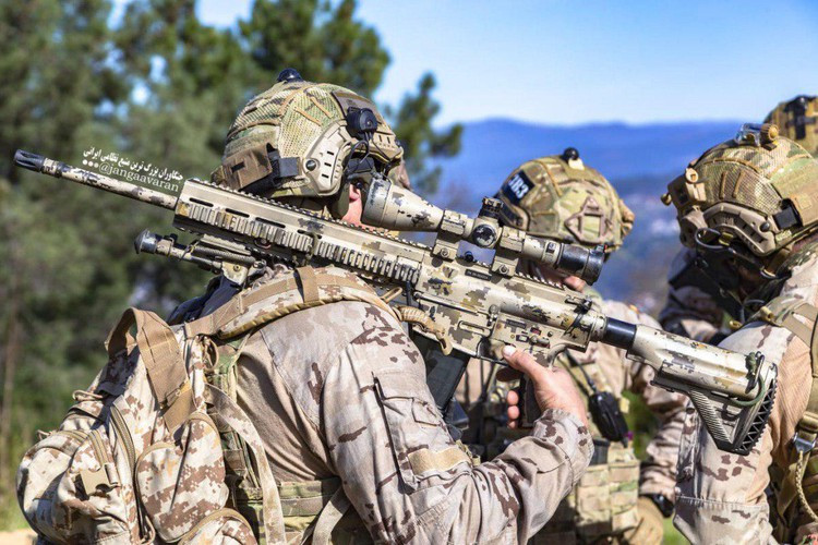 Súng vẫn sử dụng cơ cấu bắn bán tự động với cơ chế nạp đạn trích khí khoá nòng và khoá nòng xoay.