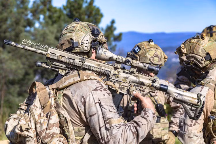 Súng vẫn sử dụng cơ cấu bắn bán tự động với cơ chế nạp đạn trích khí khoá nòng và khoá nòng xoay.