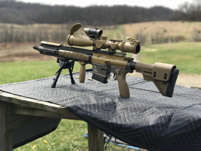 M110A1 có kích thước với chiều dài tổng thể khoảng 1,08m, nặng 5,8kg và sử dụng hộp tiếp đạn tiêu chuẩn 10 và 20 viên đạn.