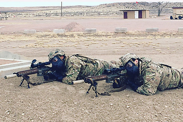 Báng súng có thể kéo dài - thu gọn tuỳ theo cách thức sử dụng của xạ thủ.