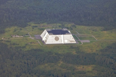 Bản đồ quét không gian của radar Don-2N. Các dữ liệu này được bắt bằng hệ thống các ăng-ten mạng pha dài 16 mét được treo trên trạm hình kim tự tháp cao 45 mét, dài và rộng 100 mét. Trạm này cũng tương tác với hệ thống tháp phân tích các sóng điện tử ở bước nhỏ Fryazino.