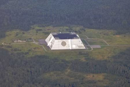 Bản đồ quét không gian của radar Don-2N. Các dữ liệu này được bắt bằng hệ thống các ăng-ten mạng pha dài 16 mét được treo trên trạm hình kim tự tháp cao 45 mét, dài và rộng 100 mét. Trạm này cũng tương tác với hệ thống tháp phân tích các sóng điện tử ở bước nhỏ Fryazino.