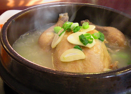 Để tiết kiệm thời gian hầm hơn nữa thì bạn hãy dùng giấm thơm xào qua gà, vịt sau đó mới cho vào hầm. Khi hầm, bạn nên cho vài củ khoai tây đã gọt vỏ sạch sẽ vào nồi hầm gà, vịt. Nếu không có khoai tây bạn có thể thay bằng quả sơn trà để gà, vịt nhanh nhừ hơn.