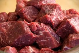 Để thịt bò nhanh mềm, bạn hãy đem đập bẹp thịt rồi đem ướp với một ít giấm gạo trong vòng 30 – 40 phút. Mùi giấm sẽ dần dần bốc hơi hết rồi tẩm ướp thịt bình thường và chế biến. Cách này sẽ giúp thịt nhanh mềm mà không bị nát.