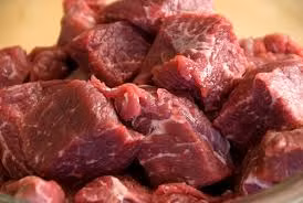 Để thịt bò nhanh mềm, bạn hãy đem đập bẹp thịt rồi đem ướp với một ít giấm gạo trong vòng 30 – 40 phút. Mùi giấm sẽ dần dần bốc hơi hết rồi tẩm ướp thịt bình thường và chế biến. Cách này sẽ giúp thịt nhanh mềm mà không bị nát.