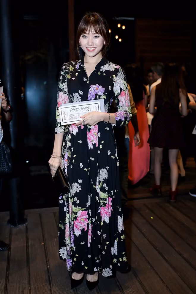 Trong khi đó, cũng tham gia liveshow Love song nhưng Harry Won bị chê tả tơi vì diện bộ váy tối màu kín mít.