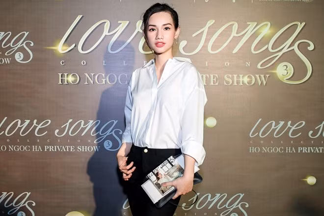 Quỳnh Chi đơn giản với sơ mi trắng và quần jean.