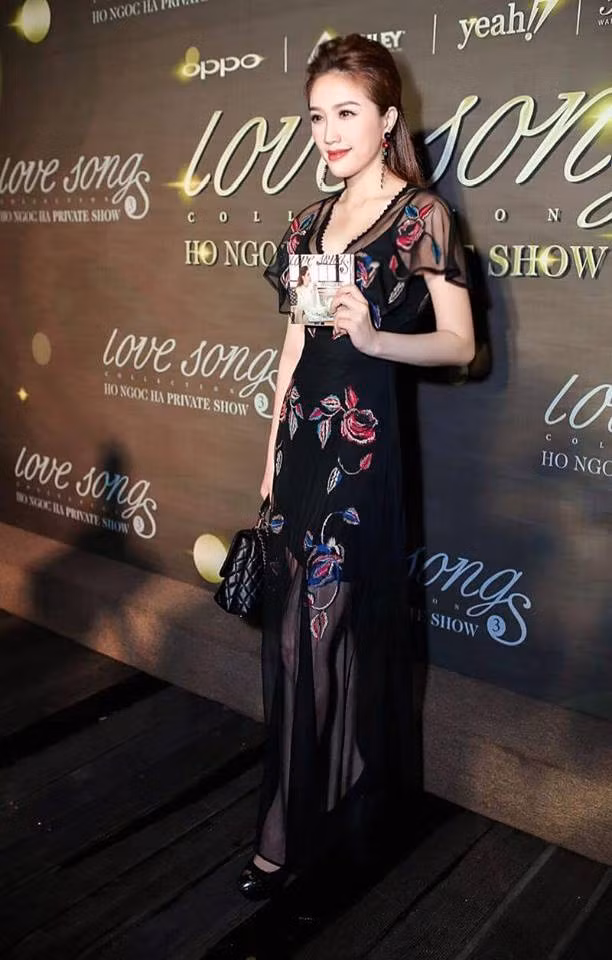Bảo Thy cũng bị "ném đá" và bị cho là già đi khi cô diện chiếc váy đen họa tiết hoa xanh đậm.
