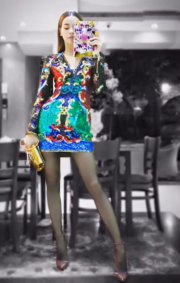 Trong một lần xuất hiện khác, Hà Hồ gây ấn tượng với chiếc váy kim tuyến hình tranh sơn dầu sang chảnh.