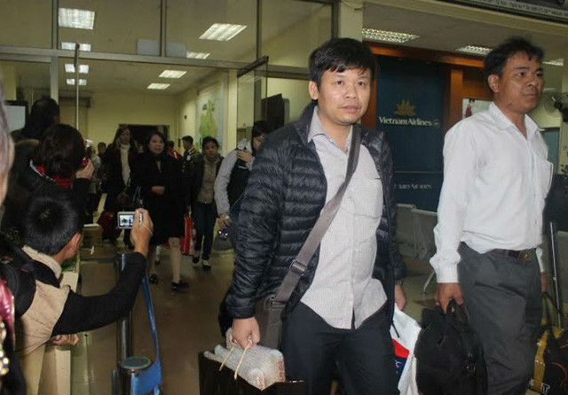 Hành khách trên chuyến bay gặp sự cố thở phào khi cuối cùng cùng hạ cánh an toàn tại sân bay Vinh vào khuya 16/12/2014. Ảnh: Vietnamet.