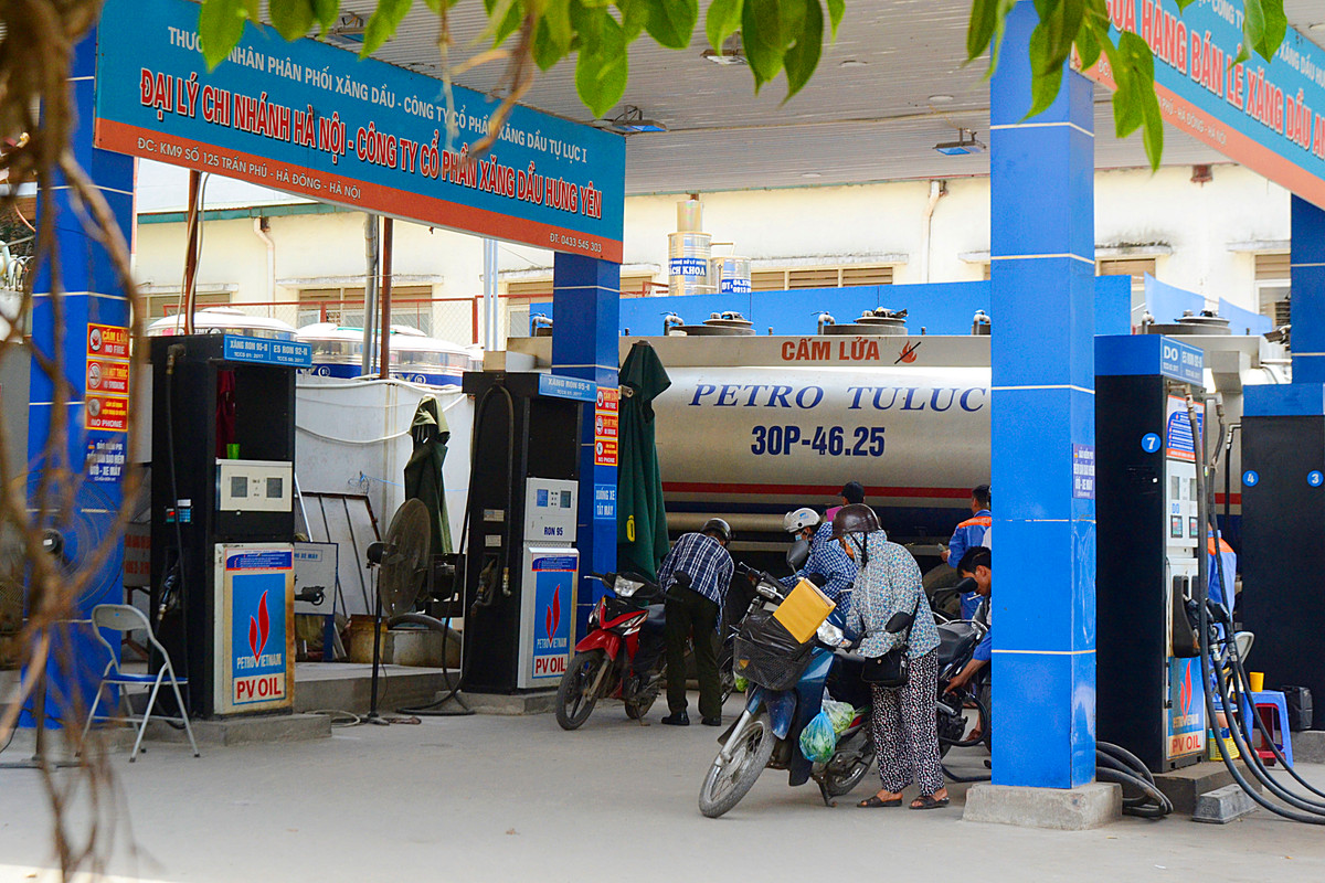 Do vậy, theo nhiều khách hàng, việc quyết định khai tử xăng truyền thống cần phải cân nhắc thật kỹ. Nó phải được dựa trên những kết quả khảo sát thực tế như phương tiện giao thông đang lưu hành tại Việt Nam. Đồng thời cần phải tham khảo ý kiến của các nhà sản xuất, nhập khẩu phương tiện giao thông có sử dụng nhiên liệu xăng tại Việt Nam... và cả ý kiến người dân - những khách hàng trực tiếp sử dụng sản phẩm.