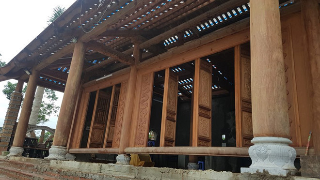 Toàn bộ dàn cột, kèo của công trình này được chạm trổ khá cầu kỳ. Ảnh: Vietnamnet.