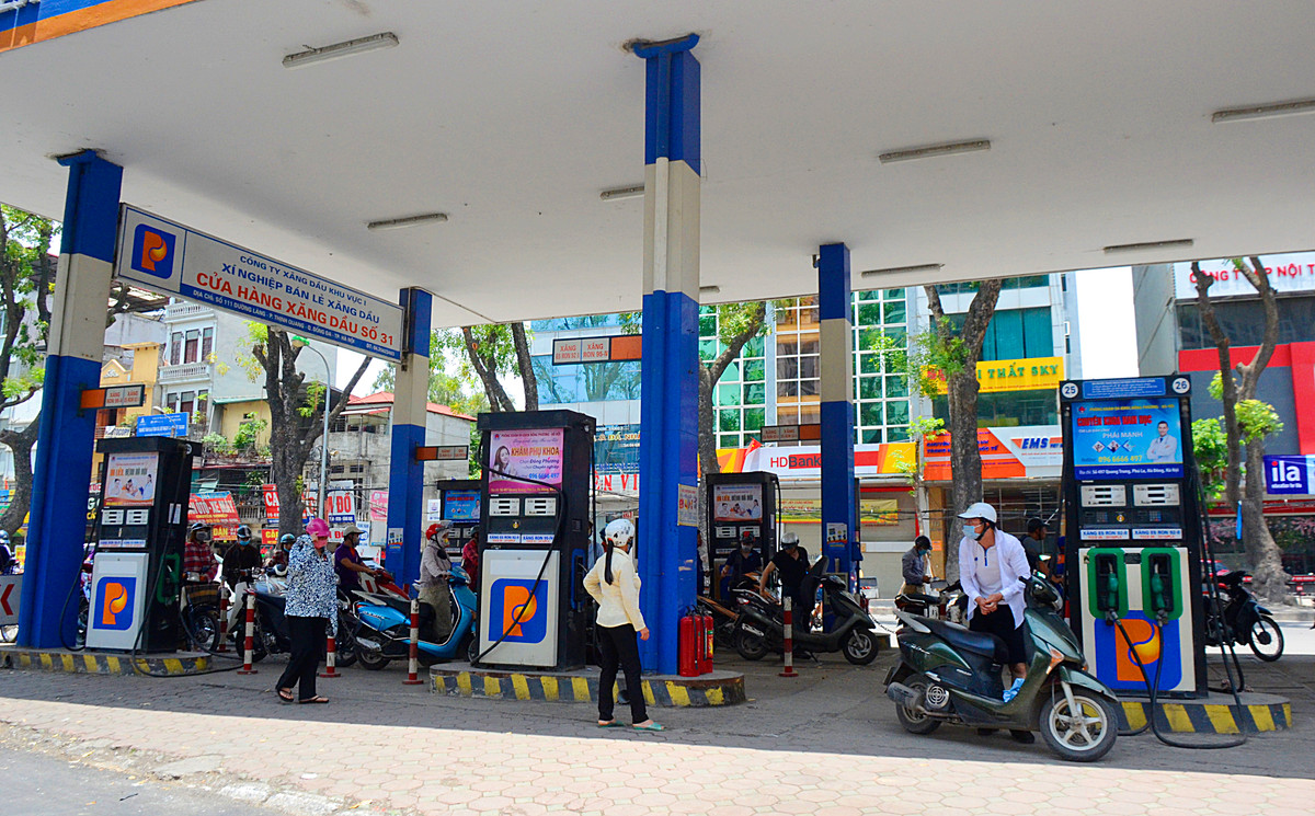 Theo ghi nhận của Kiến Thức, tại nhiều cột xăng ở Hà Nội, lượng khách mua xăng A95 vẫn nhiều hơn mua xăng sinh họ. Trưa 6/5, tại cửa hàng xăng dầu số 31 (đại chỉ 111 đường Láng, phường Thịnh Quang, quận Đống Đa) các trụ bơm xăng sinh học E5 và xăng A95 được đặt cạnh nhau theo từng cột cho khách dễ lựa chọn. Tuy nhiên, hầu hết khách chọn xăng A95 và yêu cầu nhân viên cửa hàng phải đổ loại xăng này cho xe họ.