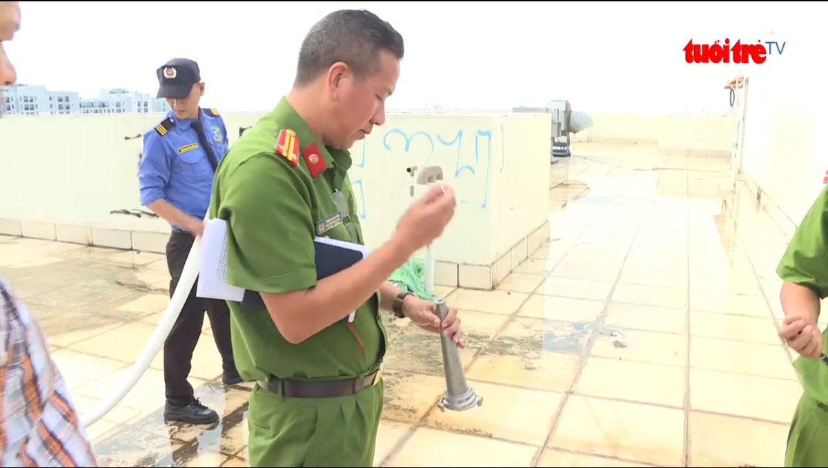 Hệ thống ống kỹ thuật thông tầng có giải pháp ngăn cháy xuyên sàn trong đường ống kỹ thuật, tuy nhiên chưa chèn bịt kín tại các vị trí tiếp xúc. Ảnh chụp màn hình: Tuổi trẻ TV.