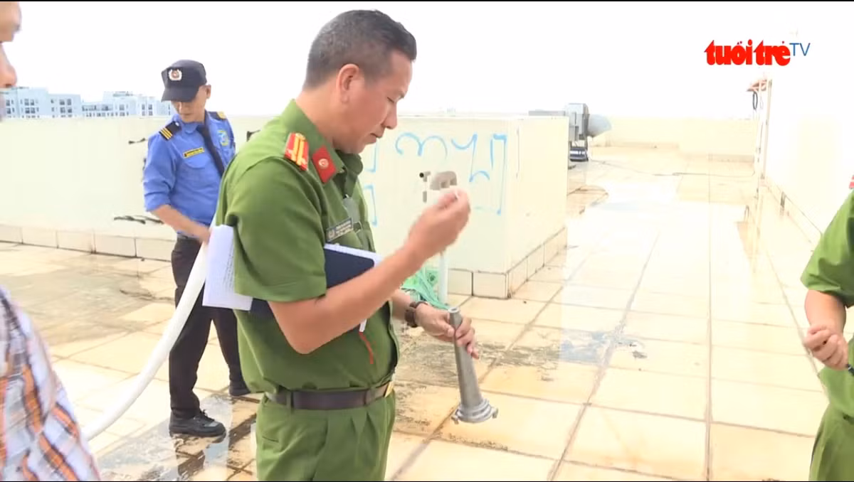 Hệ thống ống kỹ thuật thông tầng có giải pháp ngăn cháy xuyên sàn trong đường ống kỹ thuật, tuy nhiên chưa chèn bịt kín tại các vị trí tiếp xúc. Ảnh chụp màn hình: Tuổi trẻ TV.