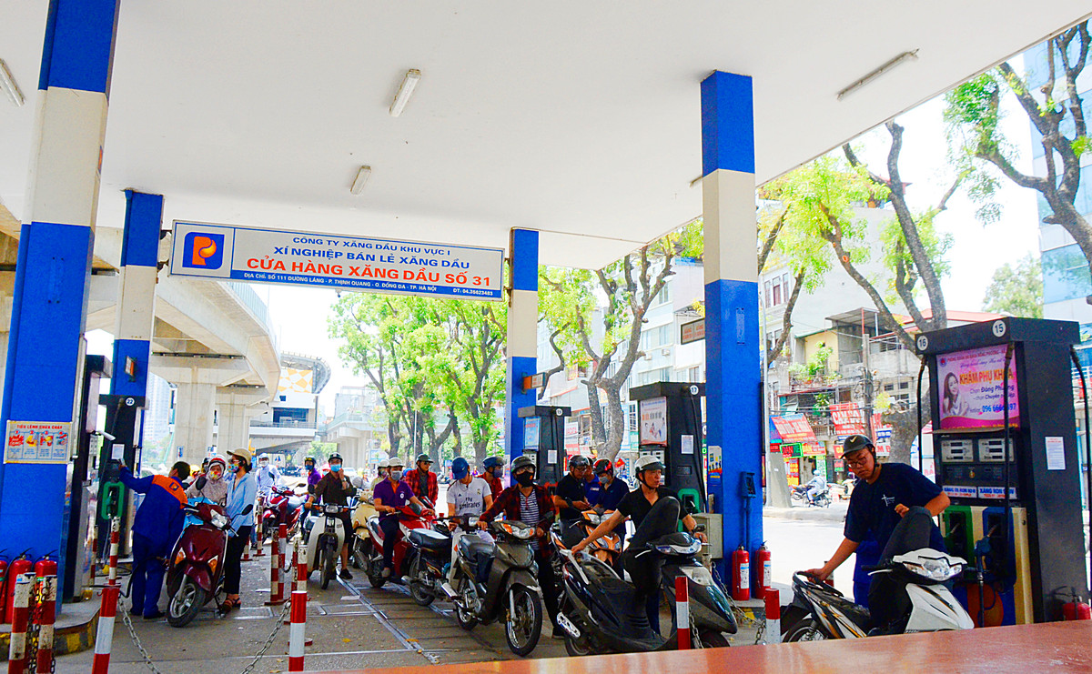 Điều đáng nói là trong khi khu vực các trụ xăng A95 luôn đông đúc người đứng chờ đến lượt thì cột xăng sinh học E5 lại khávắng khách. Không ít khách hàng chấp nhận đứng chờ để được mua xăng A95.