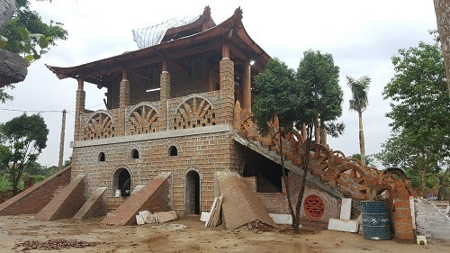 Công trình cung điện xây dựng trái phép này được dựng bằng hệ thống cột, kèo bằng gỗ. Ảnh: Dân Việt.