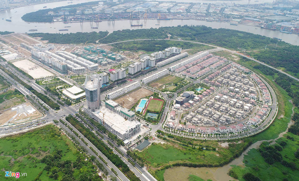 Góc phía nam là đô thị Sa La, một dự án thuộc Khu đô thị mới Thủ Thiêm đã và đang hoàn thiện những dãy nhà phố, biệt thự liền kề cùng nhiều tòa nhà chung cư, văn phòng...