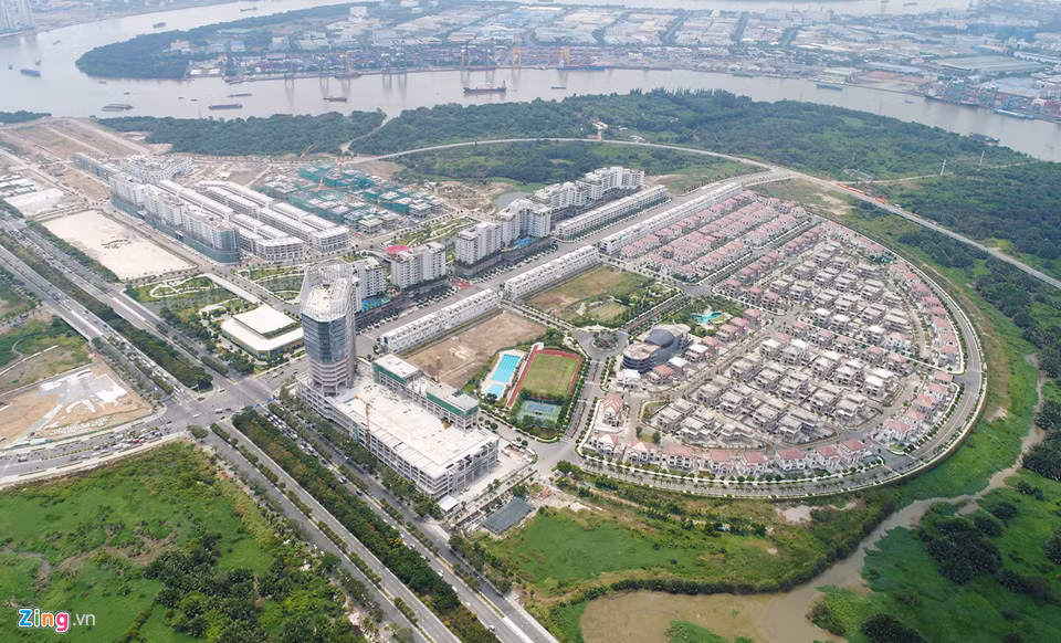 Góc phía nam là đô thị Sa La, một dự án thuộc Khu đô thị mới Thủ Thiêm đã và đang hoàn thiện những dãy nhà phố, biệt thự liền kề cùng nhiều tòa nhà chung cư, văn phòng...